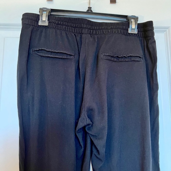 Old Navy Black Drawstring Capris - Picture 6 of 6